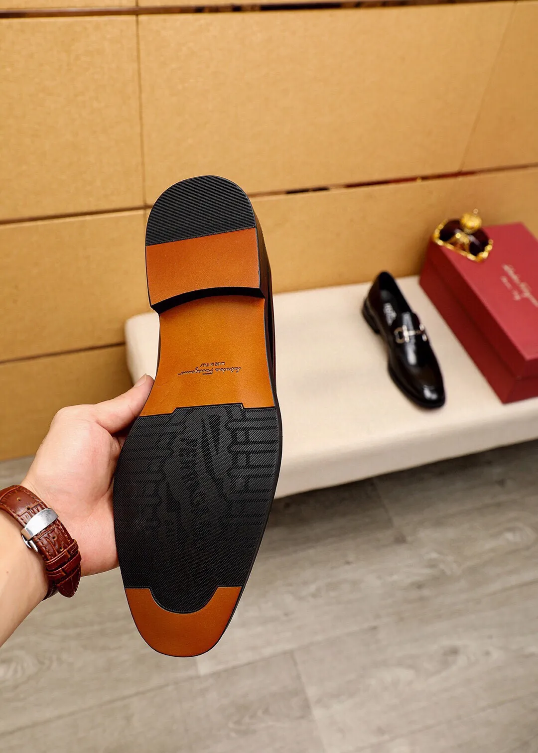 Men's shoes 💰400 💐 Product trademark: Ferragamo "Ferragamo" casual leather shoes Regular size: 39-44 (38.45.46🉑️Customized) Product materials: Selected imported open-edge beaded calfskin upper + classic hardware buckle, imported pig leather lining. Strong three-dimensional visual effect, non-slip and wear-resistant combination outsole Color: 1⃣️color optional